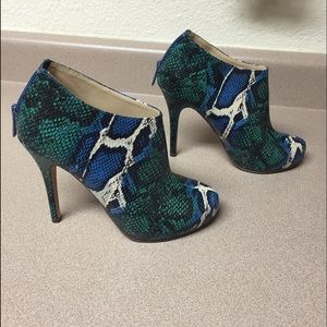 Gorgeous blue & green snakeskin booties for women!